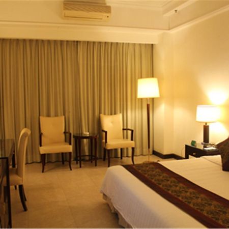 Clifford Golden Lake Hotel Foshan Esterno foto
